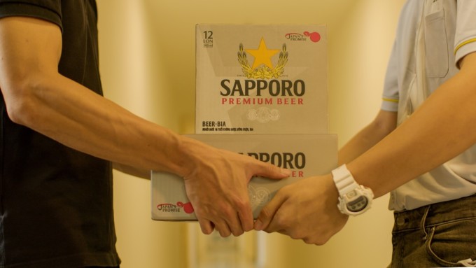 Đặt hàng qua giaobianhanh.com, bạn sẽ nhận đc những lon bia Sapporo Premium trong vòng một tiếng